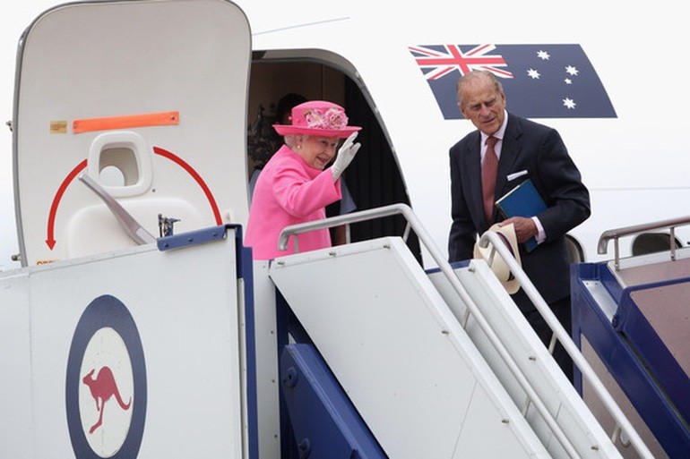 Hộ chiếu Anh được làm ra để nhân danh Nữ hoàng (Ảnh: Travel). Hộ chiếu Anh được làm ra để nhân danh Nữ hoàng (Ảnh: Travel).