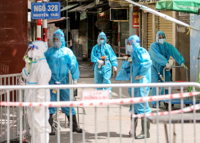 Lực lượng chức năng làm công tác phòng chống dịch tại ổ dịch ở quận Thanh Xuân, Hà Nội