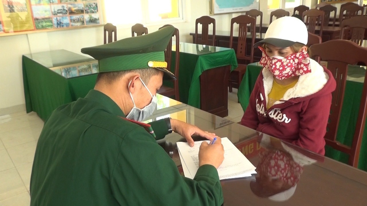 Biên phòng Quảng Trị bắt giữ 'bà trùm' vận chuyển 2kg ma túy