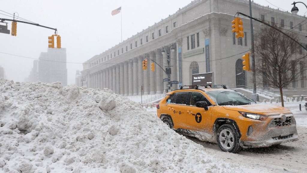 Hình ảnh miền Đông nước Mỹ bị phủ trắng bởi con bão tuyết lịch sử