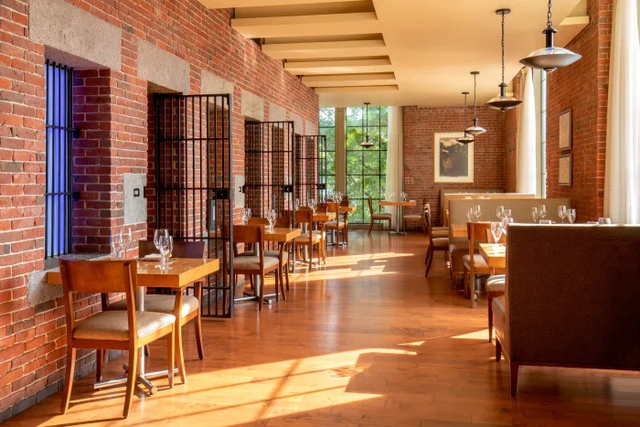 Màn 'biến hình' ngoạn mục từ những nhà tù trăm năm thành khách sạn cao cấp