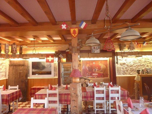 Trải nghiệm có một không hai khi ngủ trên chiếc giường nằm giữa biên giới Pháp và Thụy Sỹ Trải nghiệm có một không hai khi ngủ trên chiếc giường nằm giữa biên giới Pháp và Thụy Sỹ