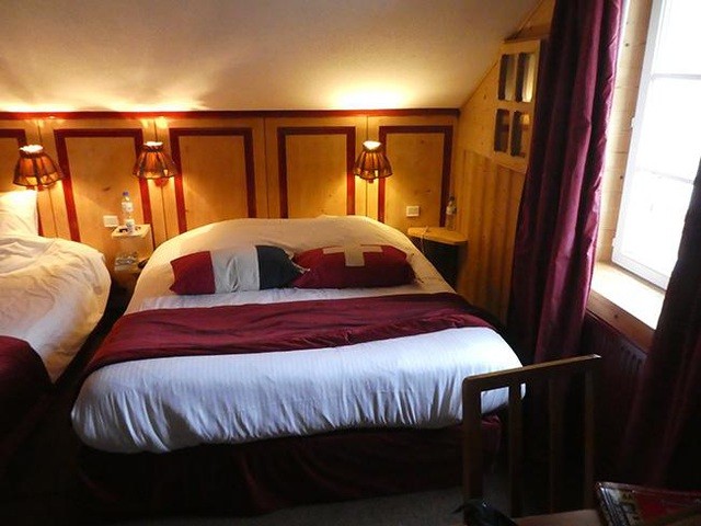 Trải nghiệm có một không hai khi ngủ trên chiếc giường nằm giữa biên giới Pháp và Thụy Sỹ Trải nghiệm có một không hai khi ngủ trên chiếc giường nằm giữa biên giới Pháp và Thụy Sỹ