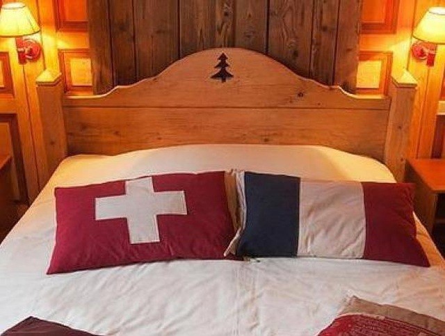 Trải nghiệm có một không hai khi ngủ trên chiếc giường nằm giữa biên giới Pháp và Thụy Sỹ Trải nghiệm có một không hai khi ngủ trên chiếc giường nằm giữa biên giới Pháp và Thụy Sỹ