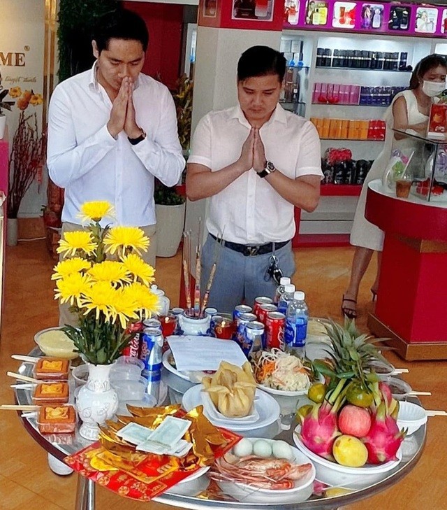 'Soi' mâm cỗ ngày vía Thần Tài của loạt sao Việt 'Soi' mâm cỗ ngày vía Thần Tài của loạt sao Việt