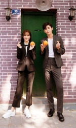 Dính nghi án ly hôn với Huỳnh Hiểu Minh, Angelababy lại bị đồn đi du lịch cùng 'đàn em' Đặng Luân