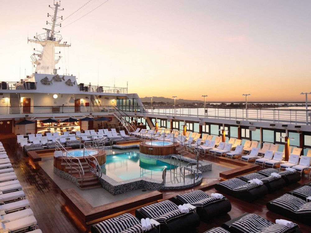 Dành nửa năm trên một con tàu có vẻ hơi nhiều nhưng Insignia có nhiều lựa chọn khác nhau để giúp bạn giải trí khi ra khơi, bao gồm spa, gym, khu nghệ thuật, casino...