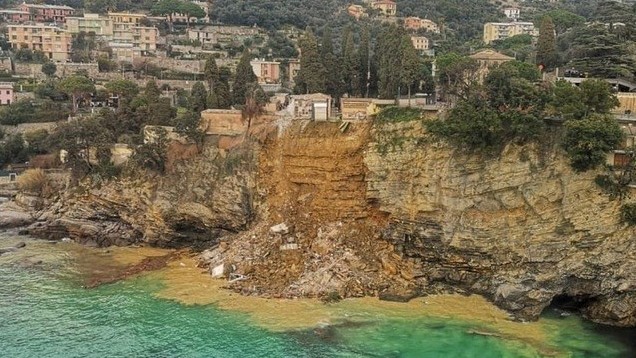 Hàng trăm quan tài rơi xuống biển khi đỉnh vách đá sạt lở