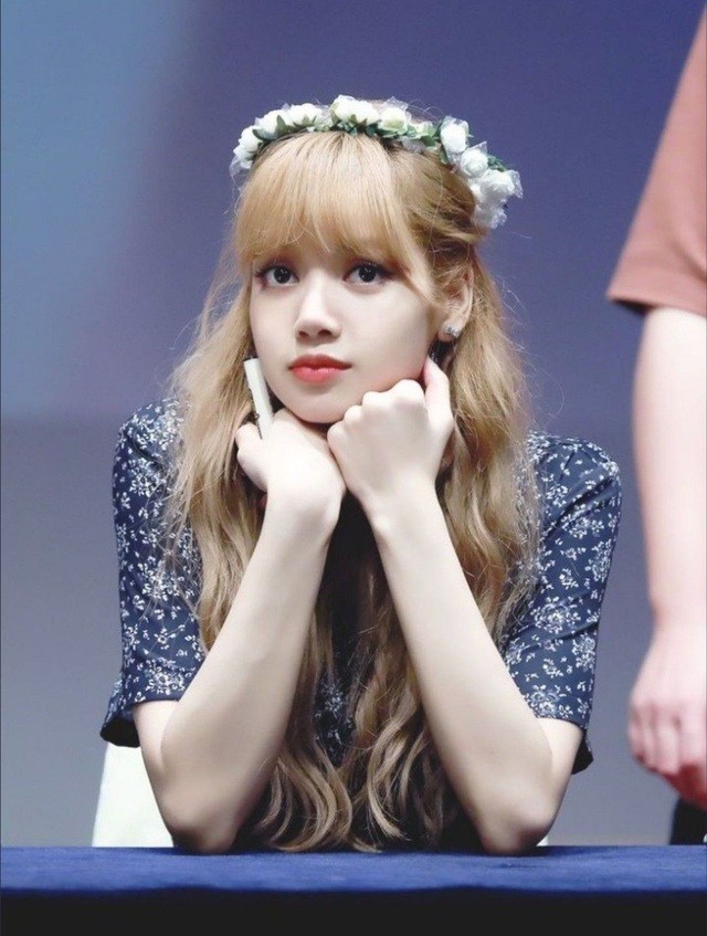 Lisa BLACKPINK gây bất ngờ với hình ảnh gợi cảm