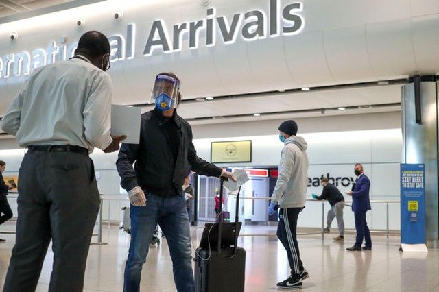 Dịch Covid-19: Không khai báo trung thực khi nhập cảnh, du khách nhận phạt hơn 320 triệu đồng Dịch Covid-19: Không khai báo trung thực khi nhập cảnh, du khách nhận phạt hơn 320 triệu đồng