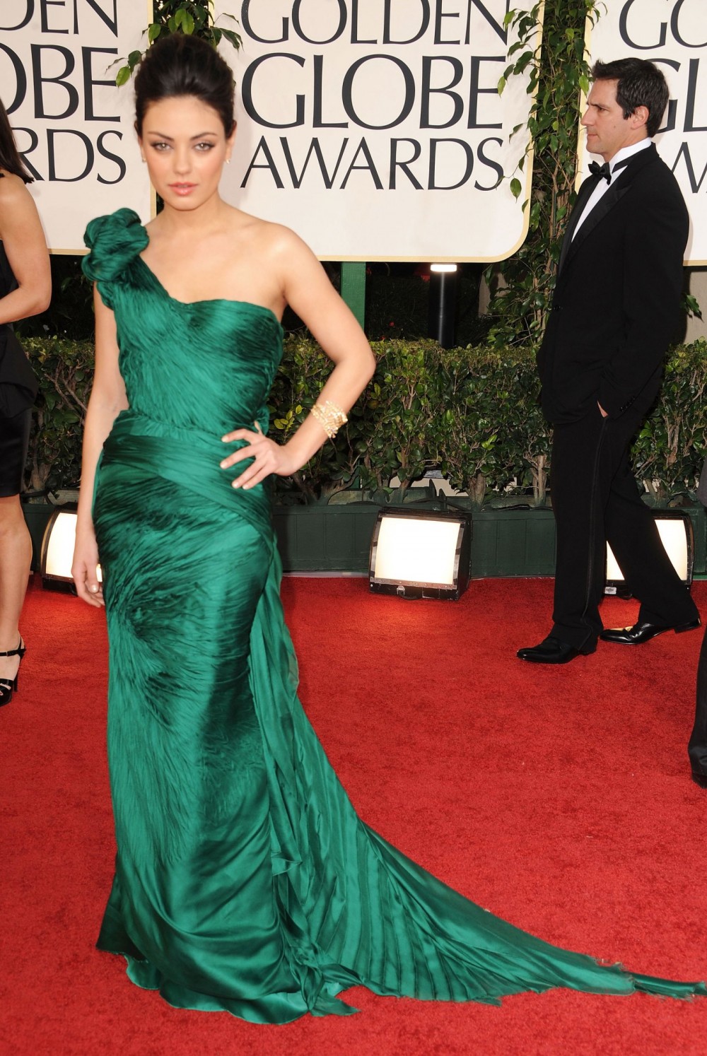 Mila Kunis Nữ diễn viên hóa thân thành ngôi sao điện ảnh hạng A khi bước ra Quả cầu vàng 2011 trong bộ váy màu xanh lá cây của Vera Wang và trang sức Lorraine Schwartz.