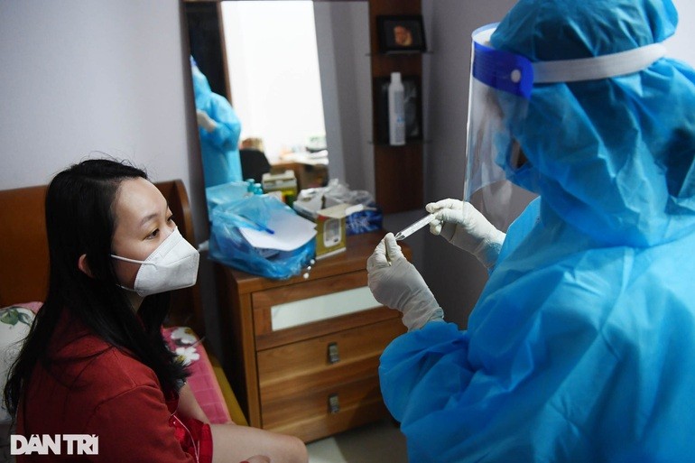  Nhân viên y tế theo dõi sức khoẻ bệnh nhân Covid-19 tại nhà