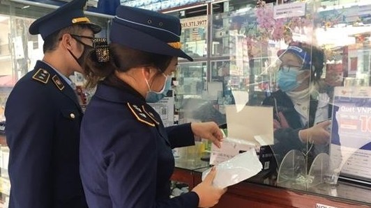 Covid-19 sáng 25/2: Số ca mắc mới ở TP. Hồ Chí Minh tăng cao trở lại; xử phạt việc găm hàng, tăng giá bộ xét nghiệm; F0 có được tắm?