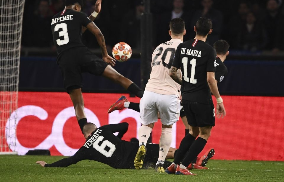 UEFA giải thích về quả phạt đền giúp MU đi tiếp