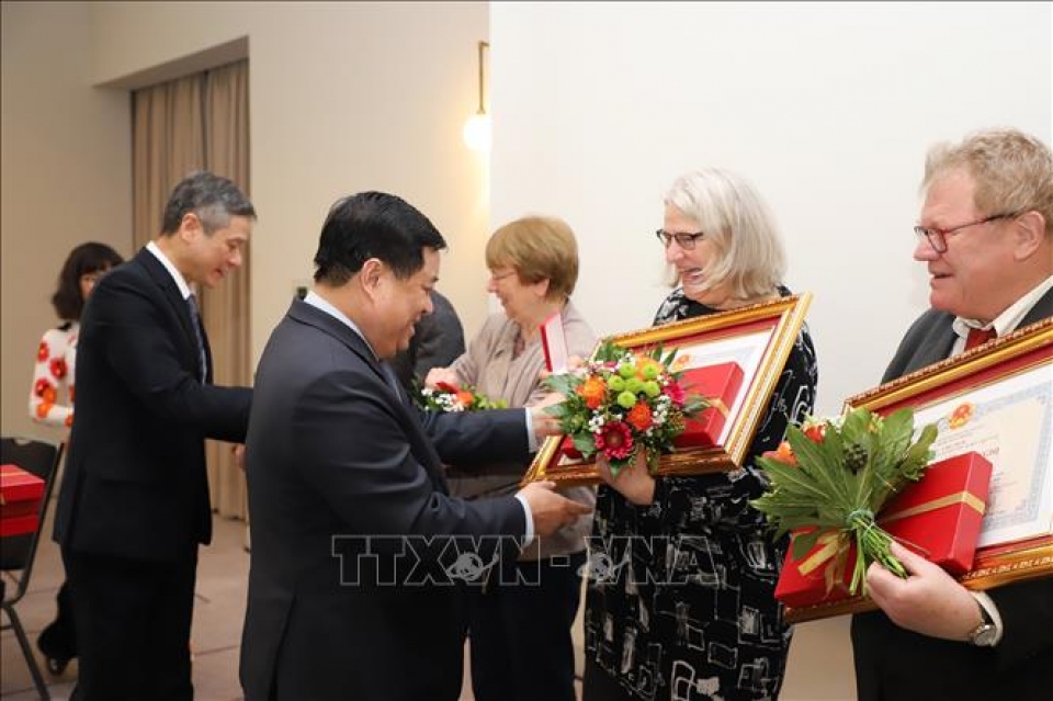 trao tang huan chuong huu nghi cua viet nam cho mot so ban be duc