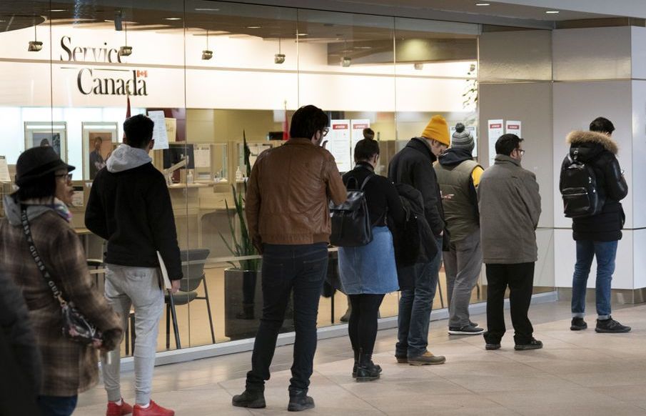 Bão Covid-19 "cuốn đi" hàng nghìn việc làm tại Canada