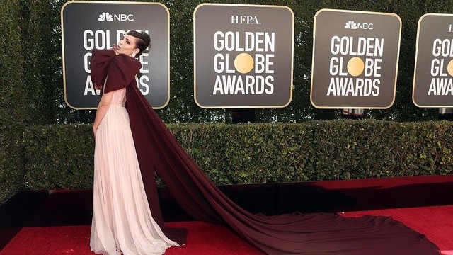 Không dự thảm đỏ lễ trao giải Quả Cầu Vàng 2021, các sao diện đồ hiệu ở nhà... 'tự sướng'