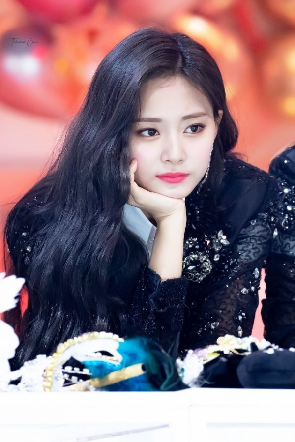 Châu Tử Du, thường được biết đến với nghệ danh Tzuyu, là nữ ca sĩ người Đài Loan, thành viên của nhóm nhạc nữ Twice do công ty JYP Entertainment thành lập và quản lý. 