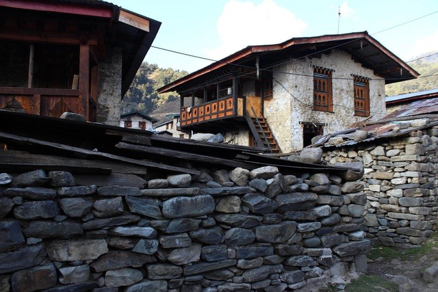 Những ngôi nhà truyền thống có tuổi đời trăm năm với phần tường sắp xếp kỳ công từ các lớp đá rất dày và cũ.