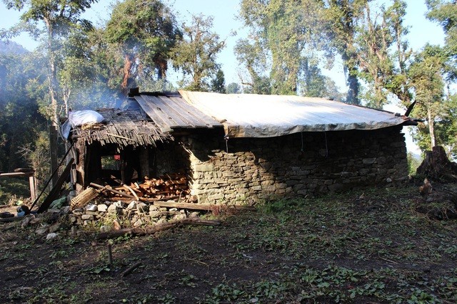Ngôi nhà nằm ở khu vực thảo nguyên rừng thấp khoảng 2500m, có tuổi đời hàng trăm năm.