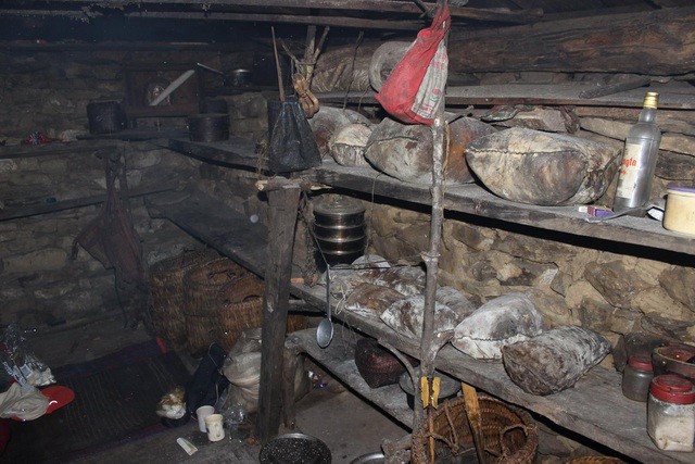 Lương thực tích trữ trong các túi được khâu từ da trâu bò già chết.