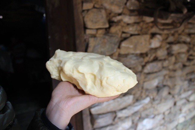 Bơ thành phẩm từ sữa, có độ béo ngậy, sánh mịn.