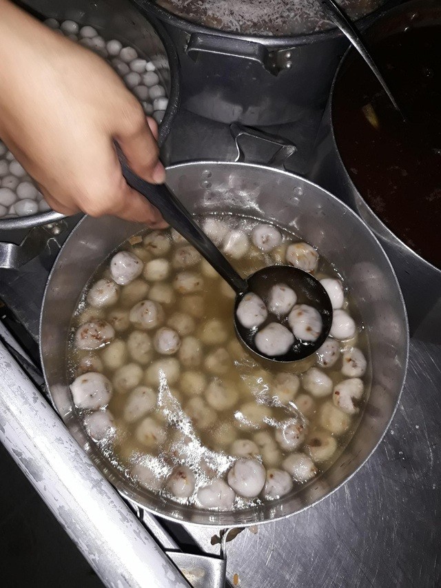 Gồm những nguyên liệu đơn giản nhưng món ăn chất chứa sự khéo léo của người chế biến, tạo nên hương vị đặc trưng chẳng hòa lẫn với bất cứ loại chè nào. (Ảnh: Nguyễn Hoàng Bảo)