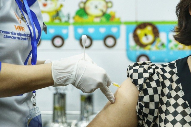 Hình ảnh đặc biệt trong ngày tiêm chủng ngày tiêm chủng Vaccine Covid 19 đầu tiên