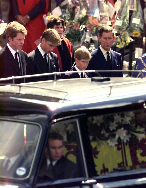 Những bức ảnh ghi lại cuộc sống của Hoàng tử Harry trước khi rời Hoàng gia Anh