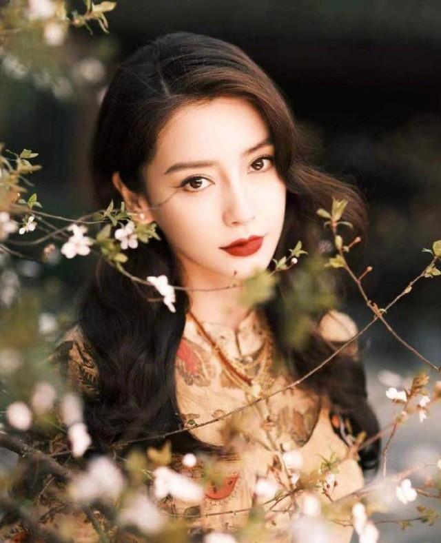 Dù được khen sở hữu nhan sắc hoàn hảo nhưng Angelababy liên tục bi chê diễn xuất dở. 