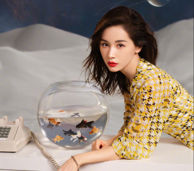 Năm 2021, Vương Tử Văn thú nhận cô đã có một cậu con trai 7 tuổi và không tiết lộ về danh tính cha của đứa trẻ.