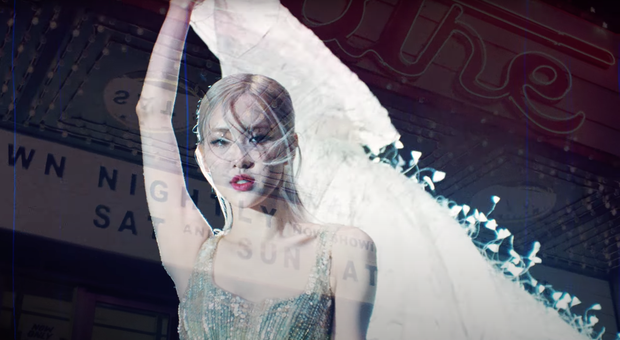 Những bộ trang phục đắt giá trong MV 'On The Ground' của Rosé BLACKPINK