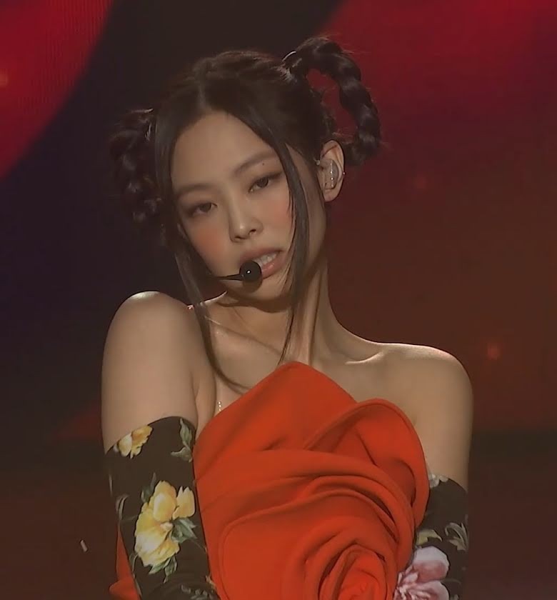 'Bóc giá' những bộ cánh và phụ kiện đắt đỏ trong MV On The Ground của Rosé BLACKPINK