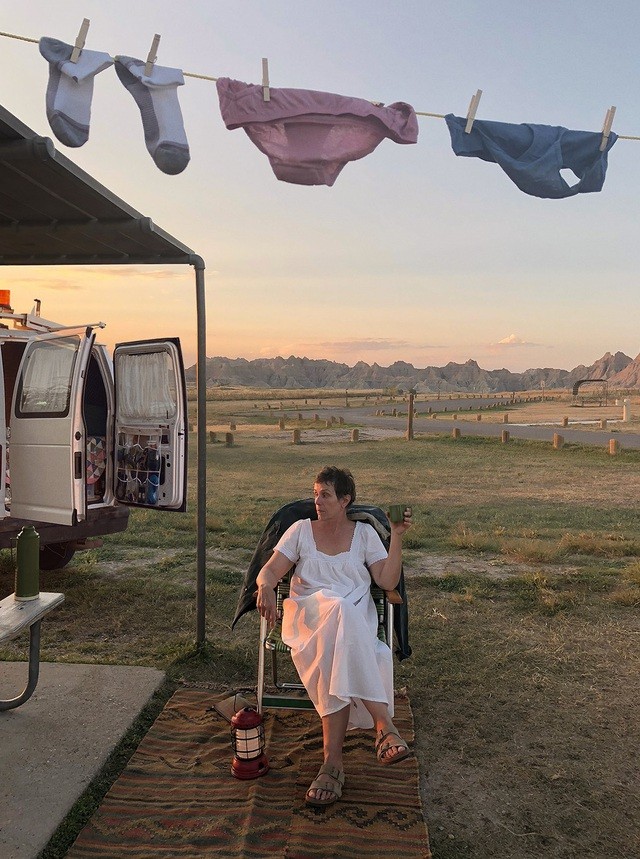 Fern và những người bạn du mục cô đã gặp giống nhau ở những mất mát từng trải qua trong đời.