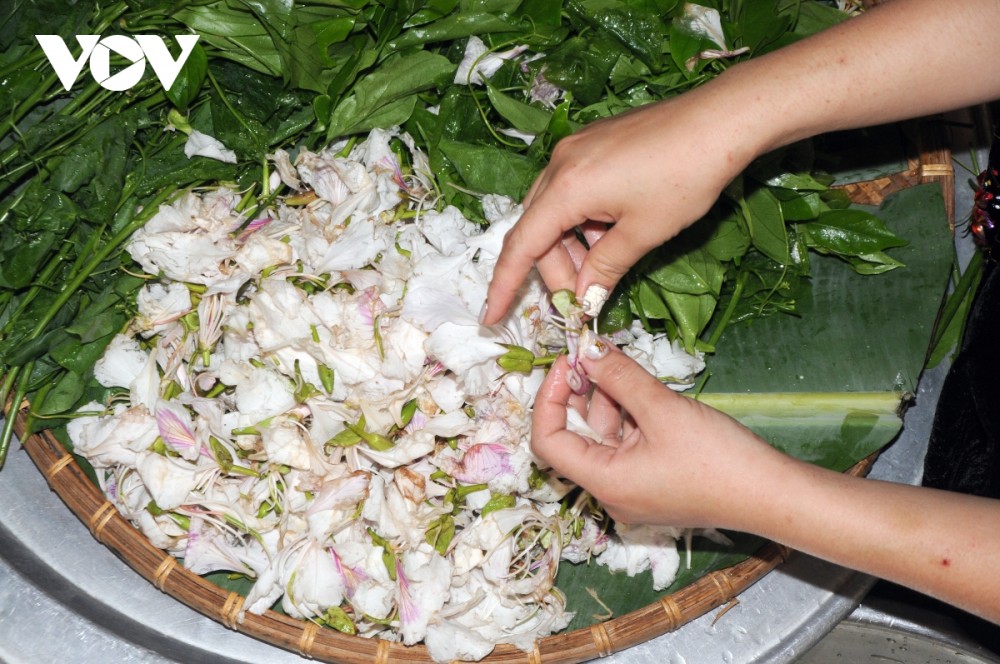 Lên Sơn La thưởng thức món ăn hấp dẫn từ hoa ban