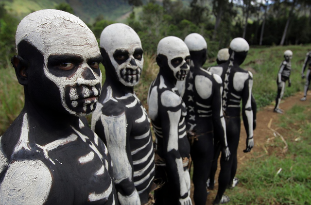 Bộ tộc kỳ quái với những 'bộ xương' di động, sống biệt lập giữa núi rừng