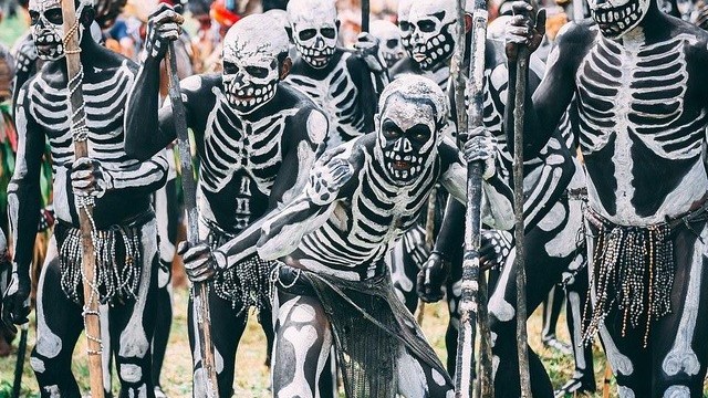 Bộ tộc kỳ quái với những 'bộ xương' di động, sống biệt lập giữa núi rừng