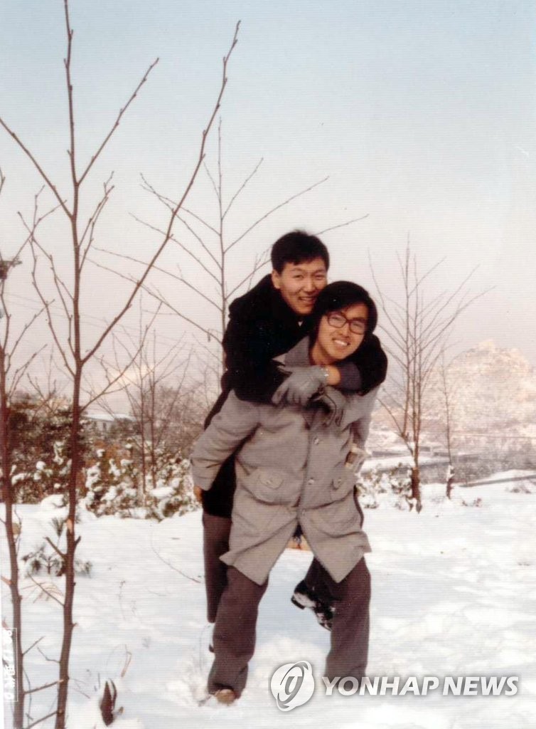 Hình ảnh thời trẻ của tân Tổng thống Hàn Quốc Yoon Suk yeol