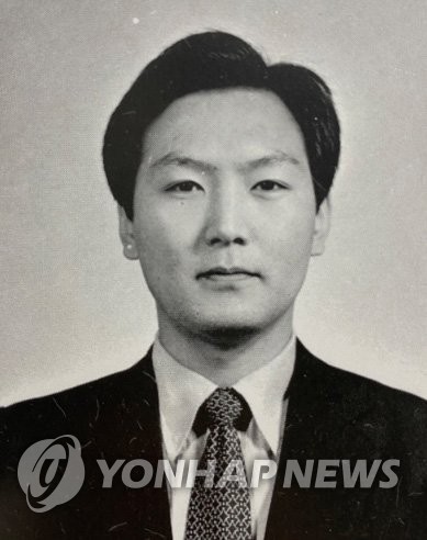 Hình ảnh thời trẻ của tân Tổng thống Hàn Quốc Yoon Suk yeol