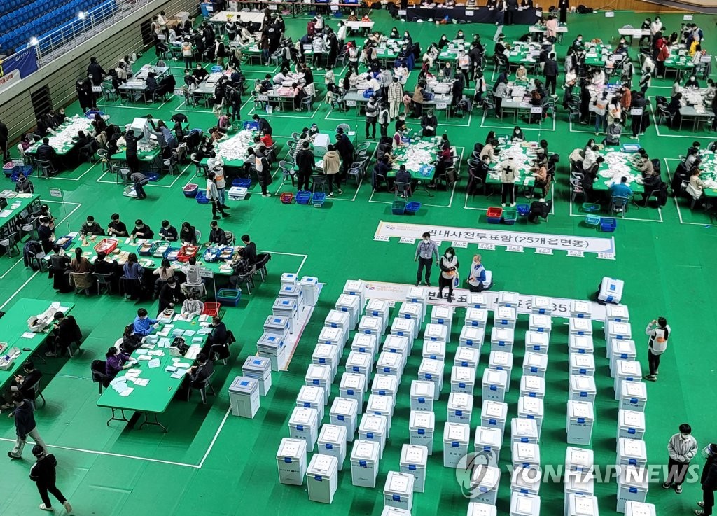Bên trong nơi kiểm phiếu bầu Tổng thống Hàn Quốc