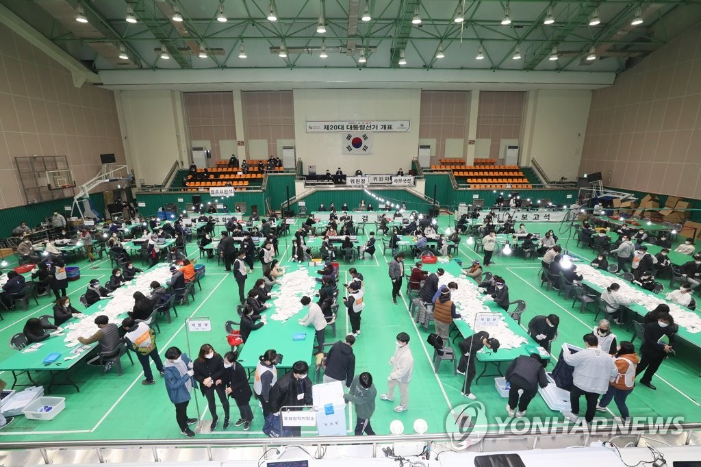 Bên trong nơi kiểm phiếu bầu Tổng thống Hàn Quốc