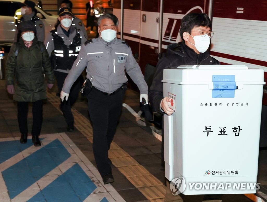 Bên trong nơi kiểm phiếu bầu Tổng thống Hàn Quốc