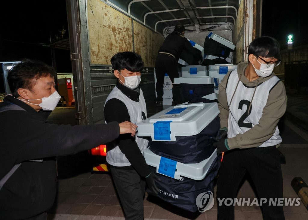 Bên trong nơi kiểm phiếu bầu Tổng thống Hàn Quốc