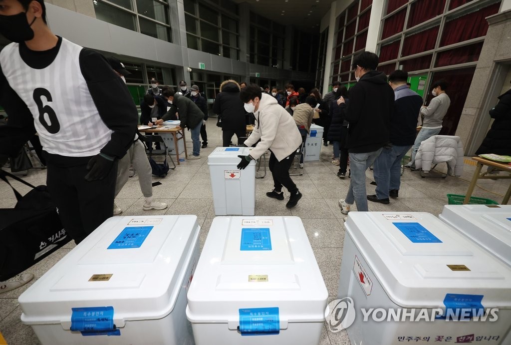Bên trong nơi kiểm phiếu bầu Tổng thống Hàn Quốc