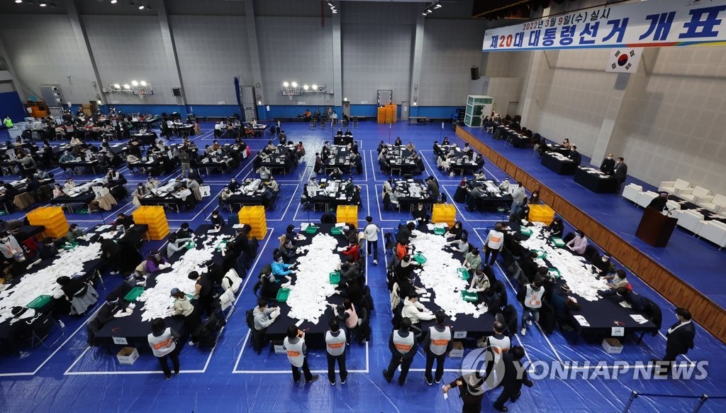 Bên trong nơi kiểm phiếu bầu Tổng thống Hàn Quốc