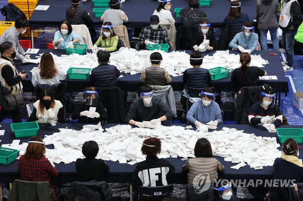 Bên trong nơi kiểm phiếu bầu Tổng thống Hàn Quốc