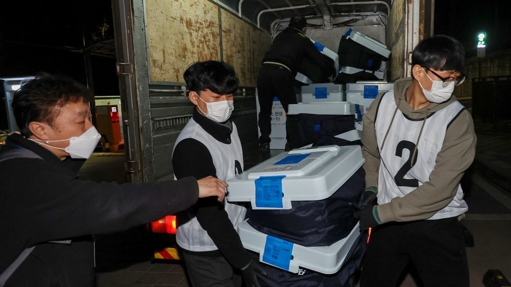 Không khí căng thẳng tại các điểm kiểm phiếu bầu Tổng thống Hàn Quốc