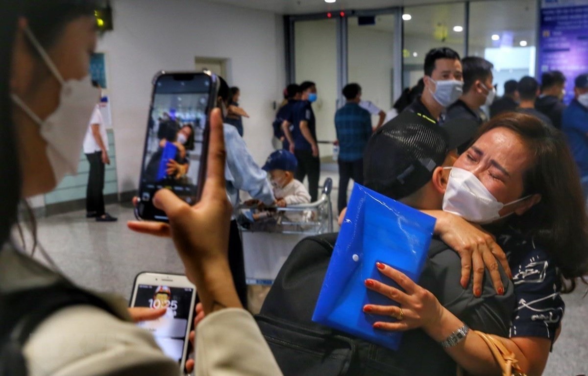 Người thân ghi lại khoảnh khắc xúc động khi gia đình đoàn tụ. (Nguồn: TTXVN) Người thân ghi lại khoảnh khắc xúc động khi gia đình đoàn tụ. (Nguồn: TTXVN)