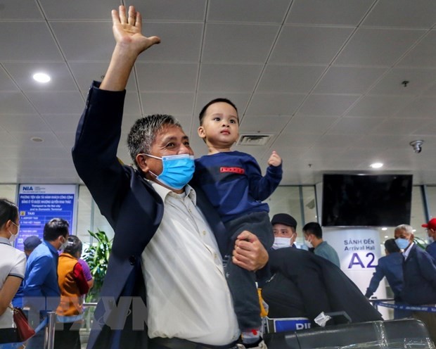 Niềm vui của một người Việt trở về từ Ukraine. (Ảnh: Tuấn Đức/TTXVN) Niềm vui của một người Việt trở về từ Ukraine. (Ảnh: Tuấn Đức/TTXVN)