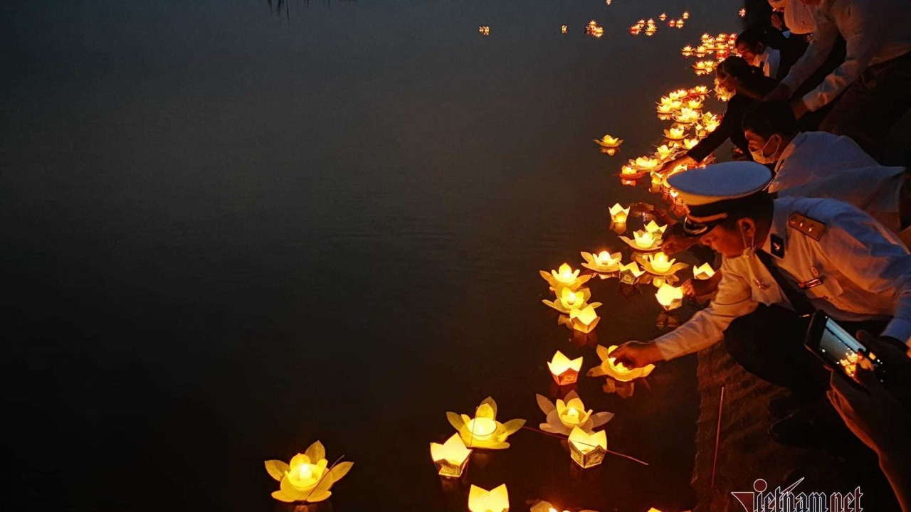 Thắp đèn hoa đăng tưởng nhớ những liệt sĩ Gạc Ma